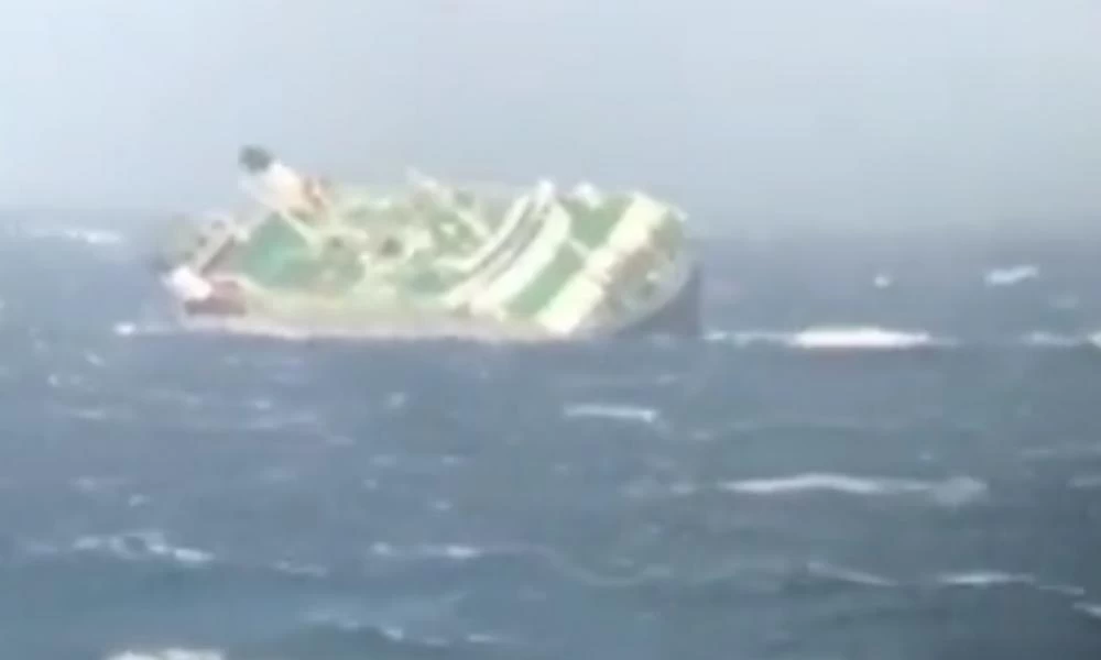 Φορτηγό πλοίο των Εμιράτων βυθίστηκε στα ανοιχτά του Ιράν- Βίντεο ντοκουμέντο